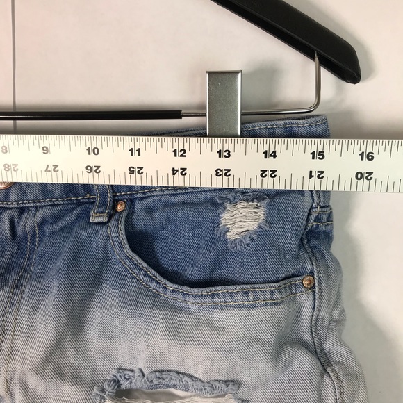 {FOREVER 21} Ombré Distressed Jean Shorts - Picture 4 of 6